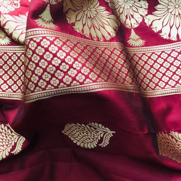 Magenta colour Baranase saree - Picture 3 of 8